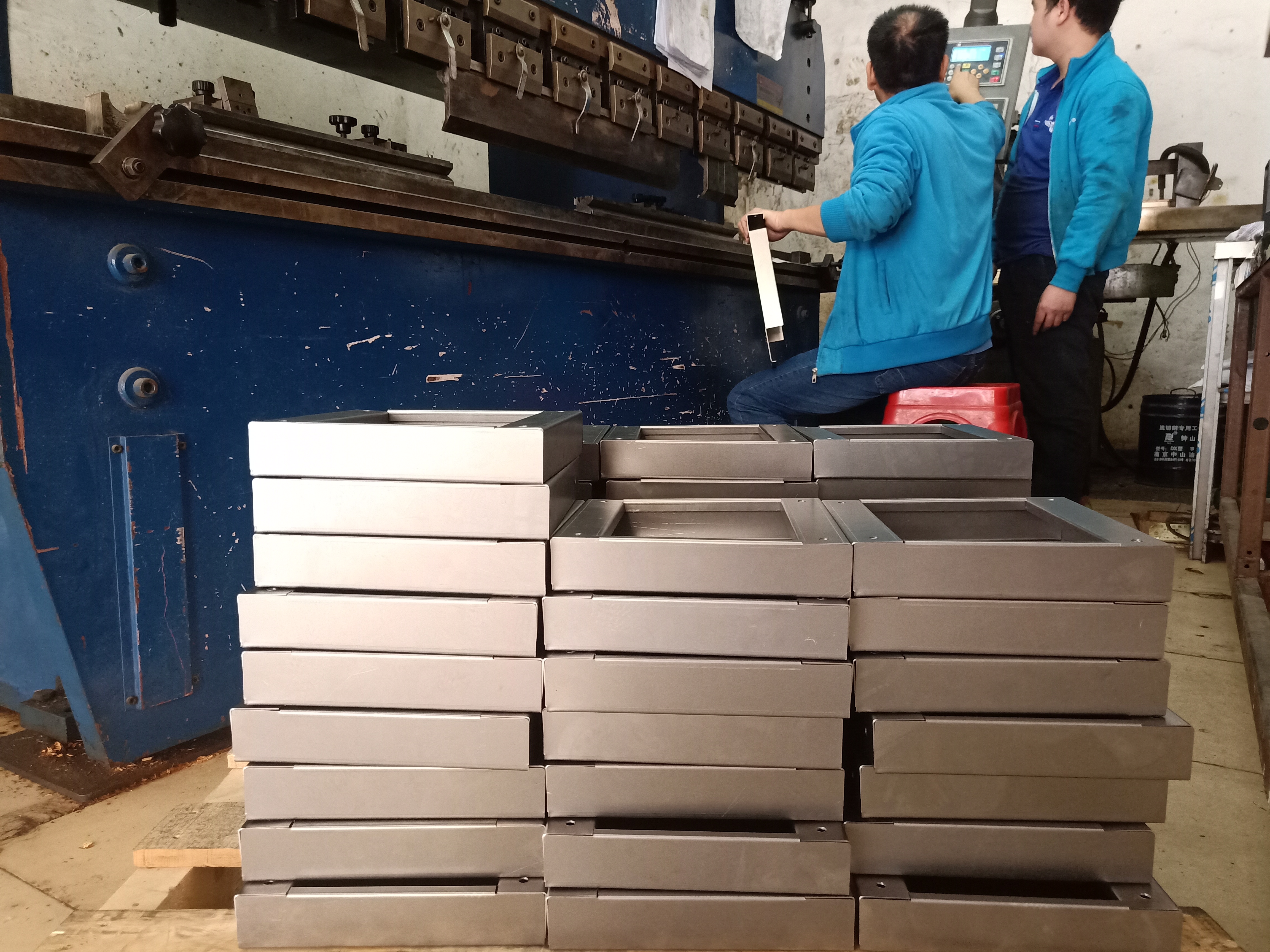 首度公司：不銹鋼消毒燈外殼加工